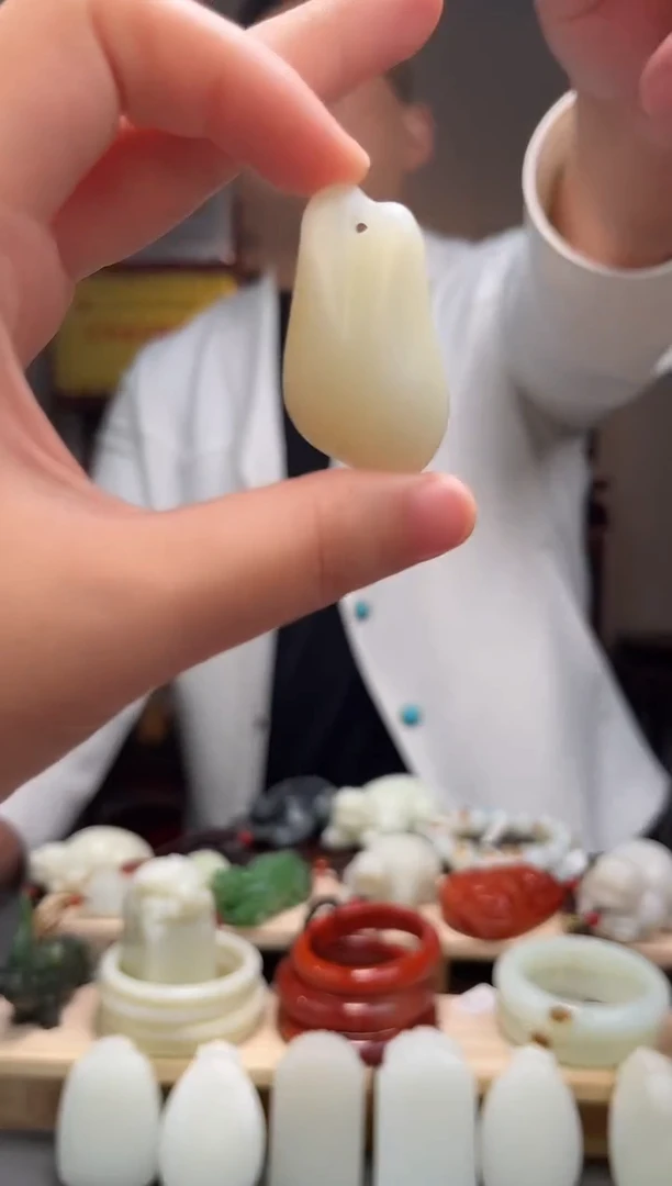 颈饰未镶嵌和田玉吊坠