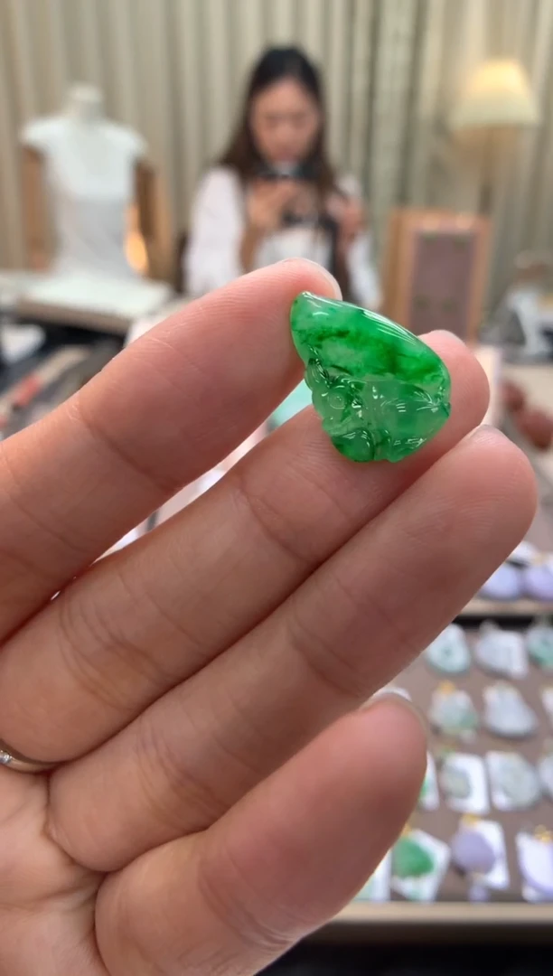 翡翠未镶嵌颈饰松鼠