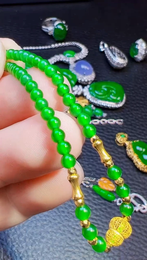 颈饰18K金镶嵌翡翠华**&翡翠