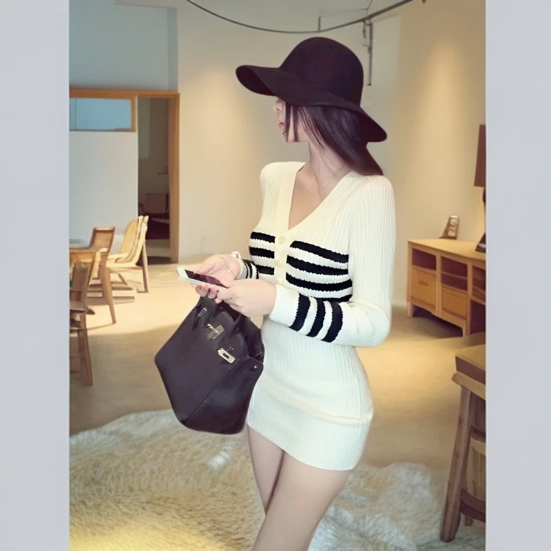 撞色拼接白色针织连衣裙女2025秋新款法式别致修身显瘦纯欲包臀裙