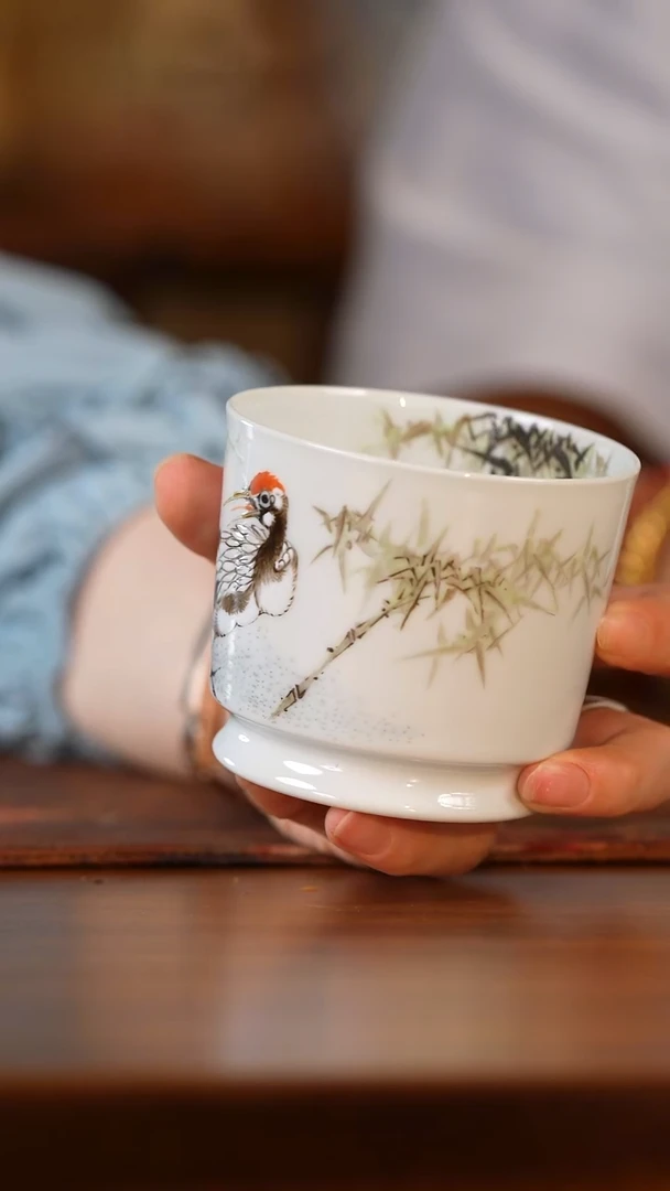 吴健粉彩花鸟直口杯