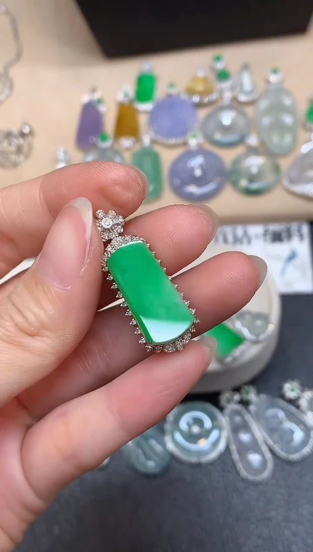 颈饰18K金镶嵌翡翠无事牌【无服务费