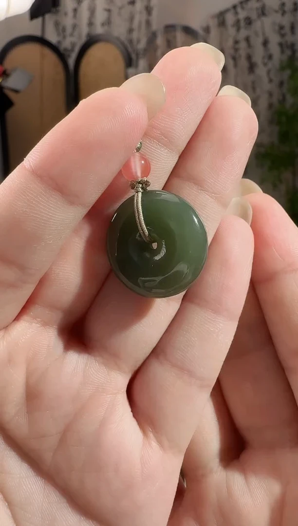 和田玉未镶嵌颈饰湖水绿扣