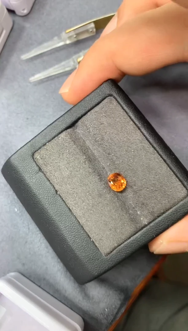 未镶嵌裸石石榴石（芬达石）1.5ct 51