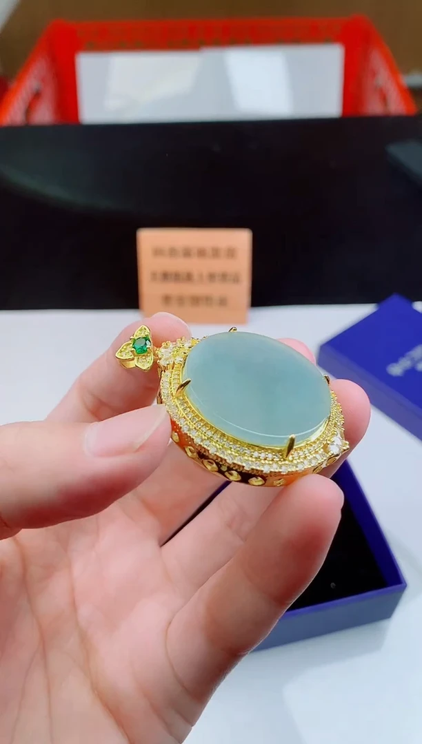 颈饰未镶嵌翡翠   ·