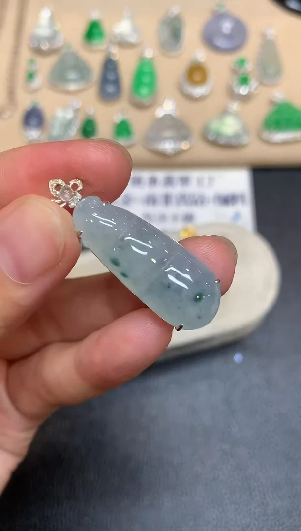 颈饰18K金镶嵌翡翠福豆【无服务费【48小时鉴赏期】