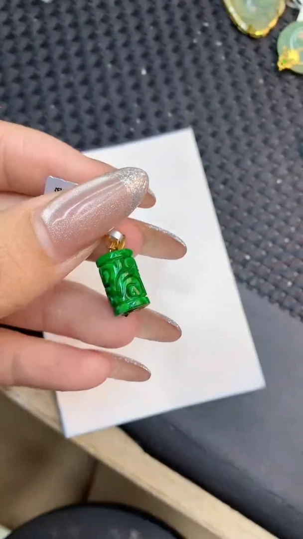 颈饰18K金镶嵌翡翠1