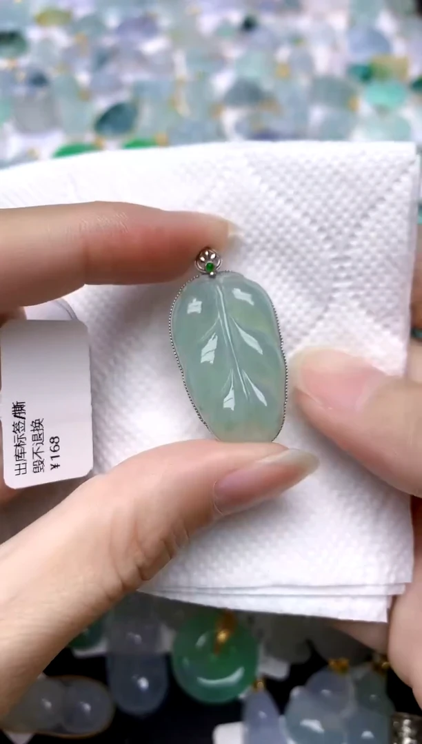 颈饰18K金镶嵌翡翠天然A货翡翠