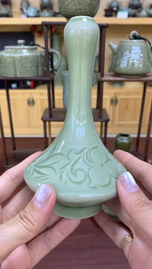 瓷片如*091509 手工刻花莲纹蒜头瓶 花器 微瑕处理
