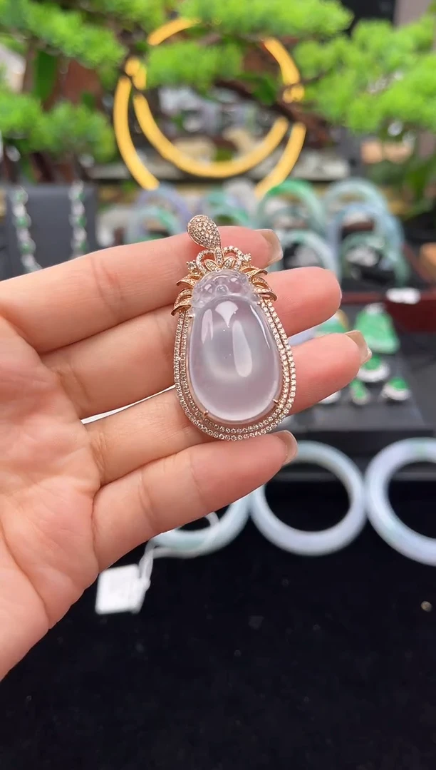 颈饰18K金镶嵌翡翠吊坠