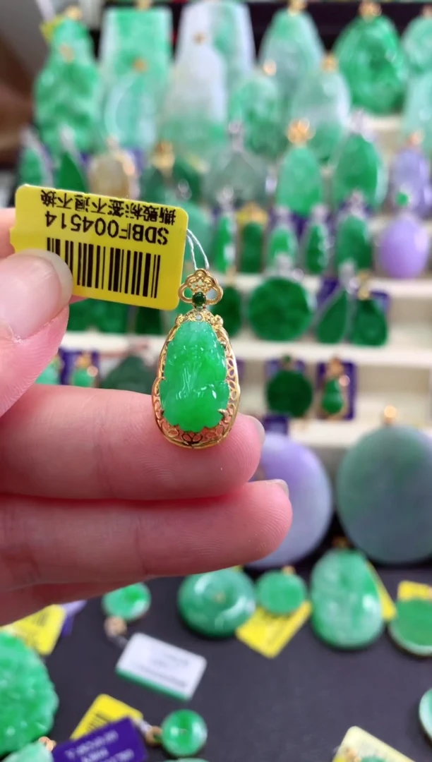 颈饰18K金镶嵌翡翠挂件