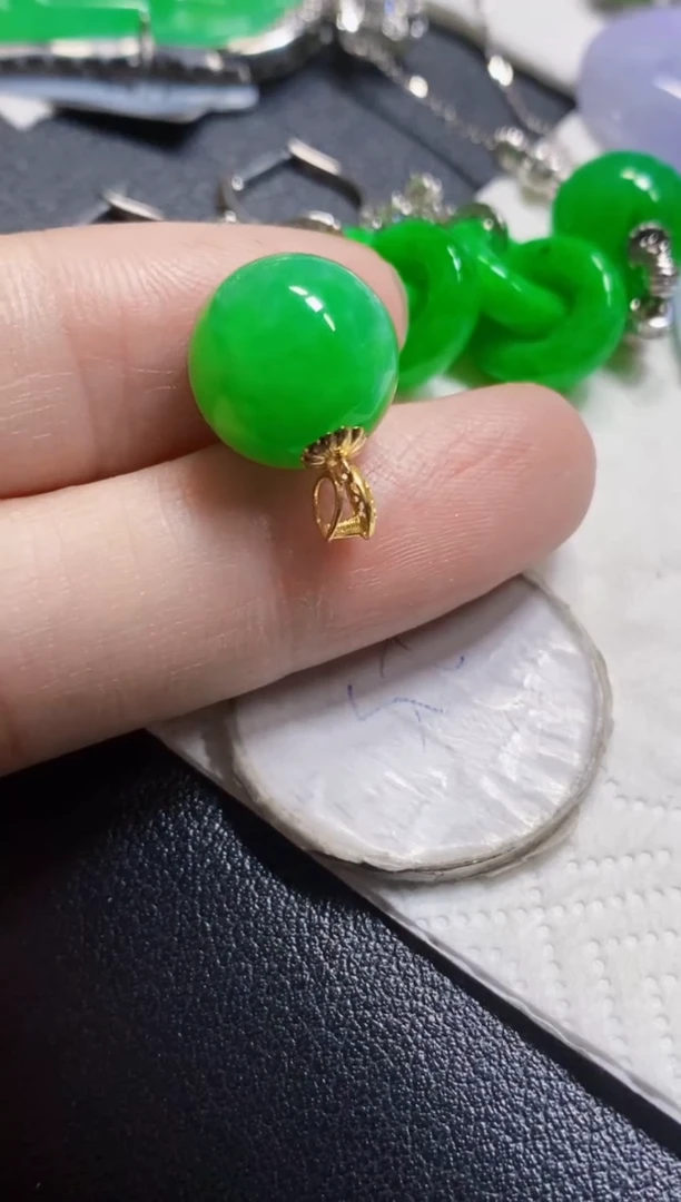 颈饰18K金镶嵌翡翠珠子