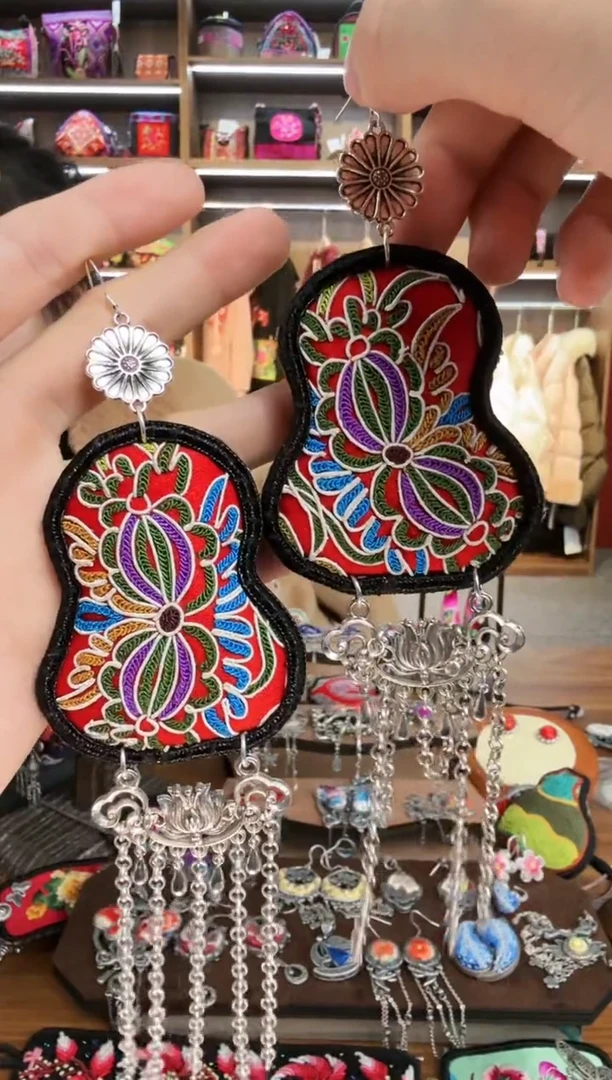 【闪购商品】织绣162蒙阿苏苗绣传承