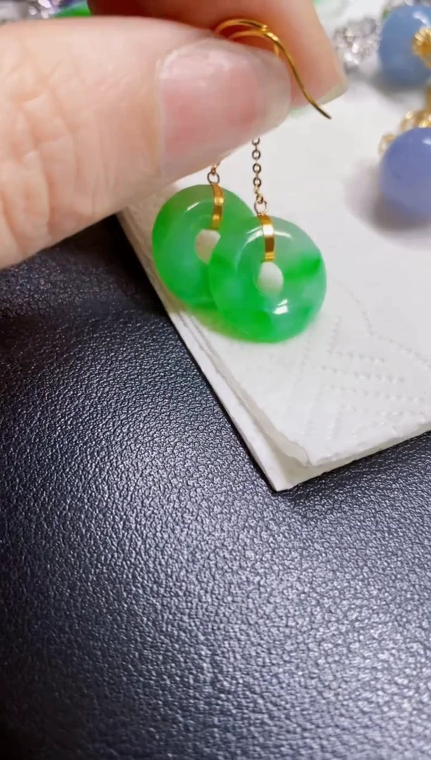 颈饰18K金镶嵌翡翠耳饰