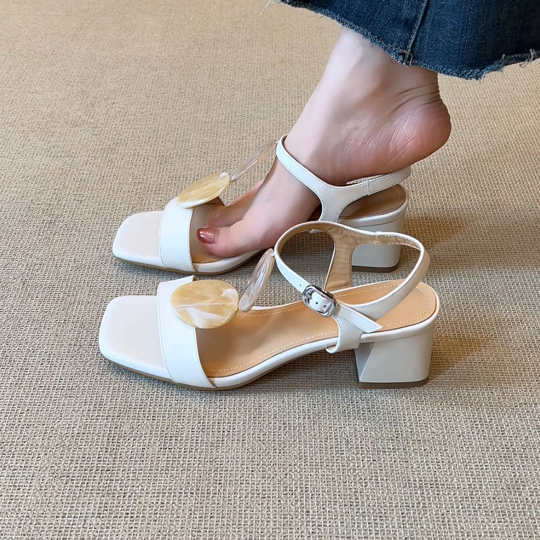 RubyL/5cm时尚优雅通勤纽扣丁字扣带舒适百搭拼色粗跟露趾凉鞋