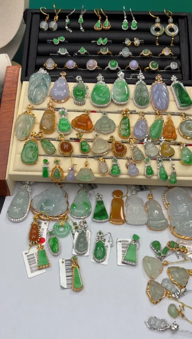 颈饰18K金镶嵌翡翠天然翡翠A货