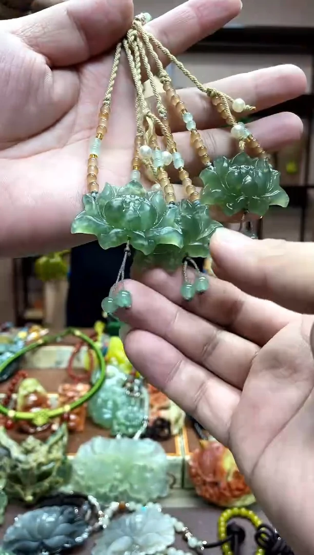 未镶嵌岫玉吊坠多样性发货发其中之一