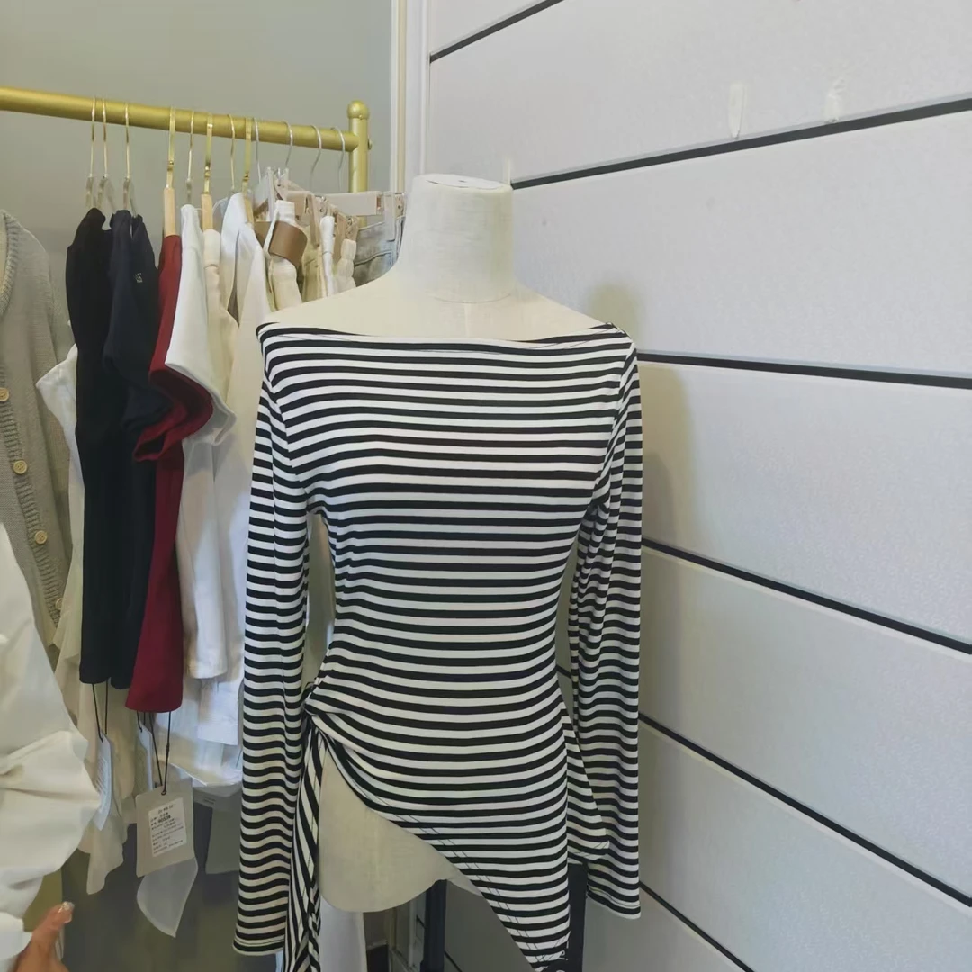 黑白条纹长袖T恤