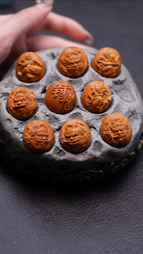 把件橄榄核浮雕小鬼钟馗
