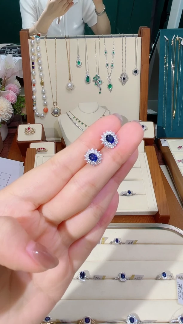 耳饰蓝宝石18K金镶嵌1.07ct戴妃款