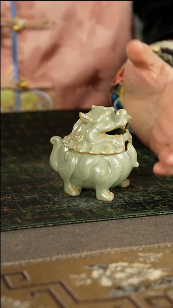 善窑厂汝窑粉青狻猊香炉