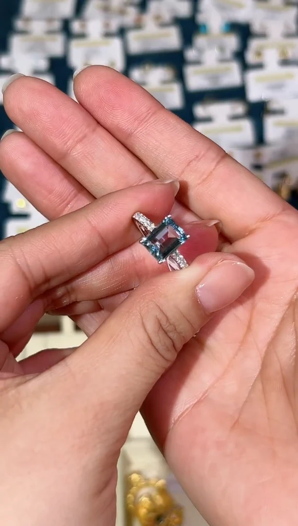 【闪购商品】海蓝宝石戒圈18K金镶嵌海蓝宝石钻石戒指