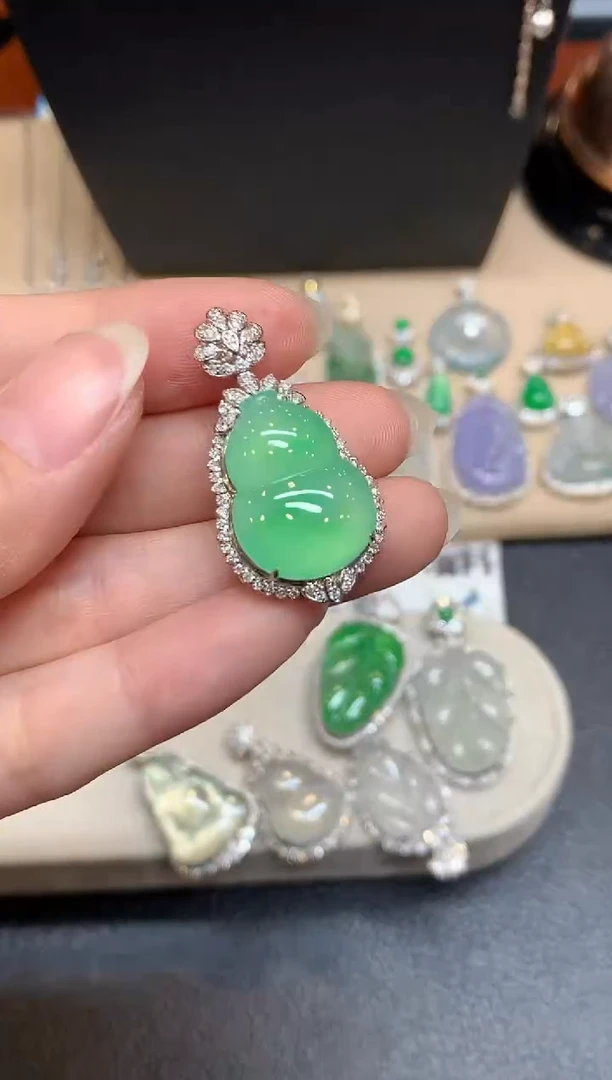 吊坠(不含链)18K金镶嵌翡翠葫芦【无服务费