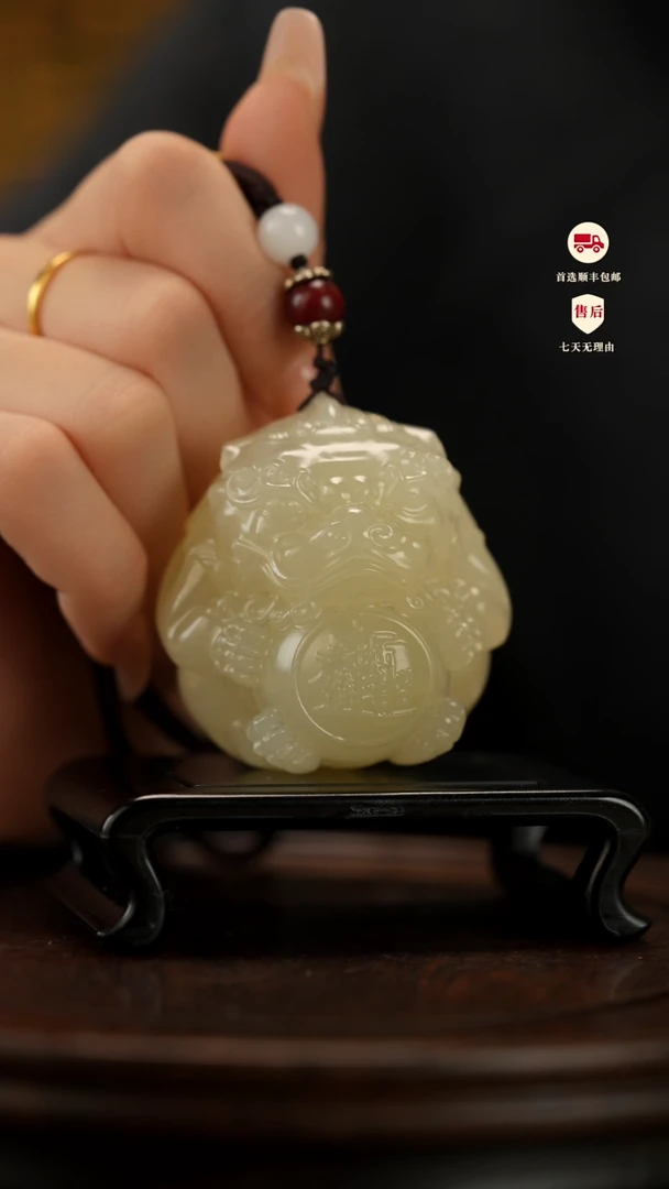 云南石荔枝白雕刻：貔貅抱球手把件摆件