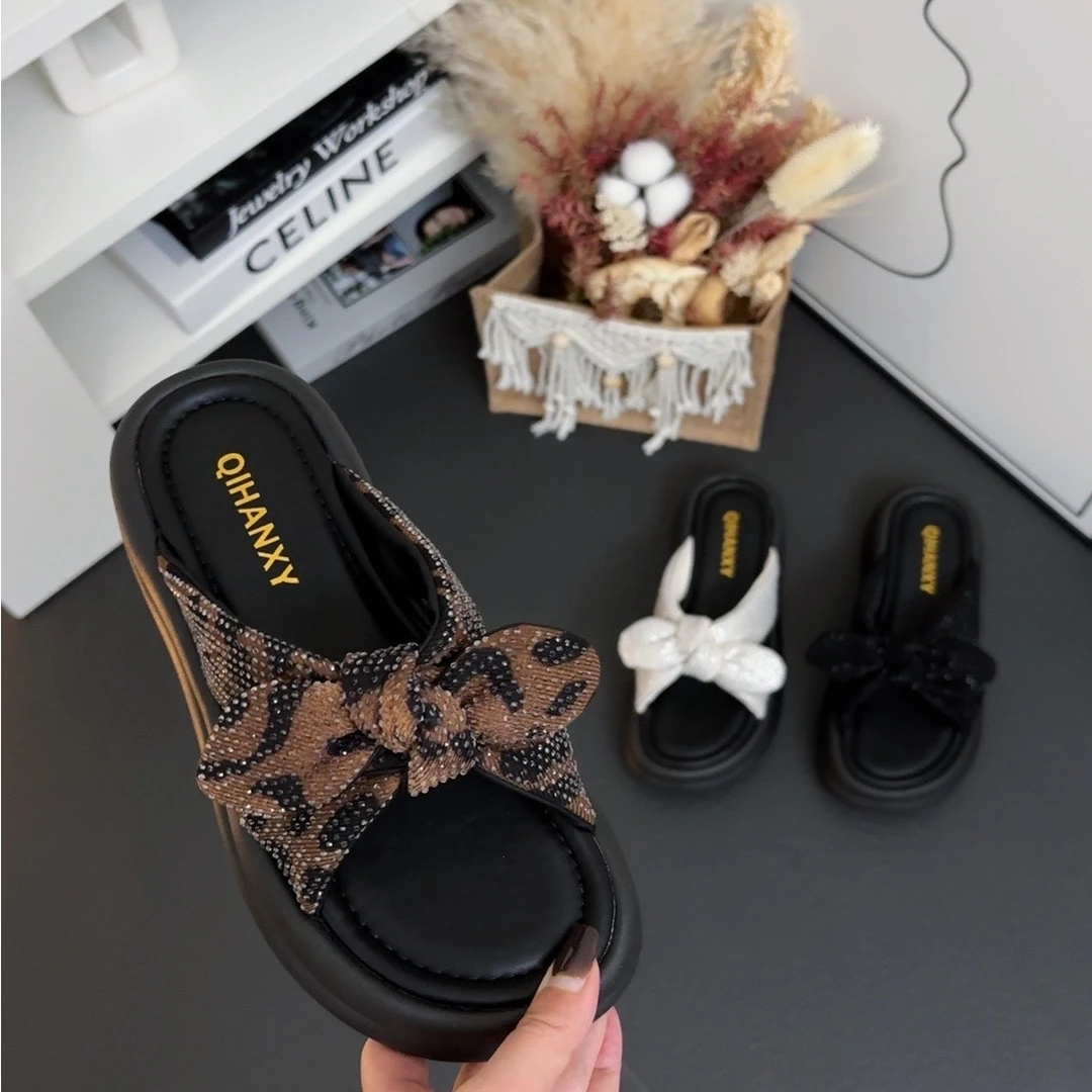 2025年夏季新款欧若风交叉蝴蝶结水钻豹纹外穿时尚休闲烫钻女拖鞋