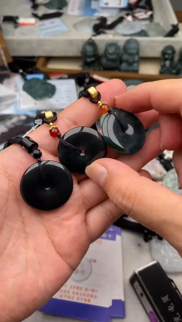 翡翠未镶嵌颈饰多样性发其一