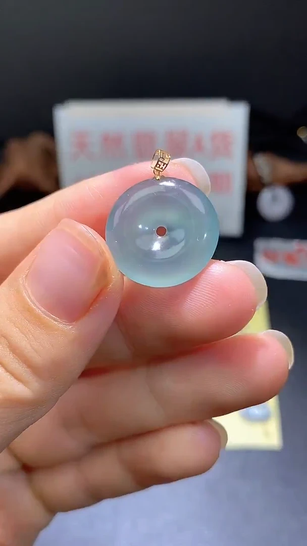 翡翠18K金镶嵌颈饰翡翠吊坠