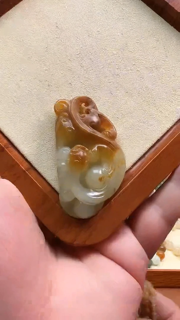 颈饰未镶嵌和田玉带皮螭虎吊坠