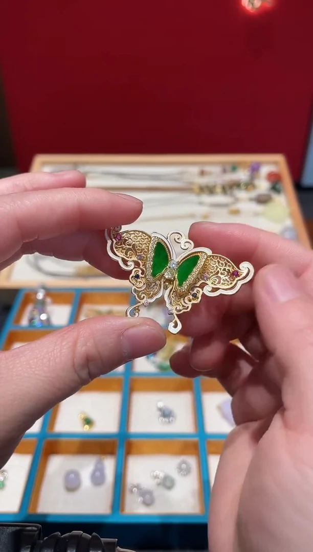 颈饰银S925镀金镶嵌翡翠蝴蝶胸针