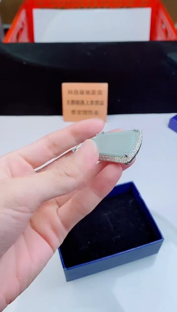 颈饰未镶嵌翡翠