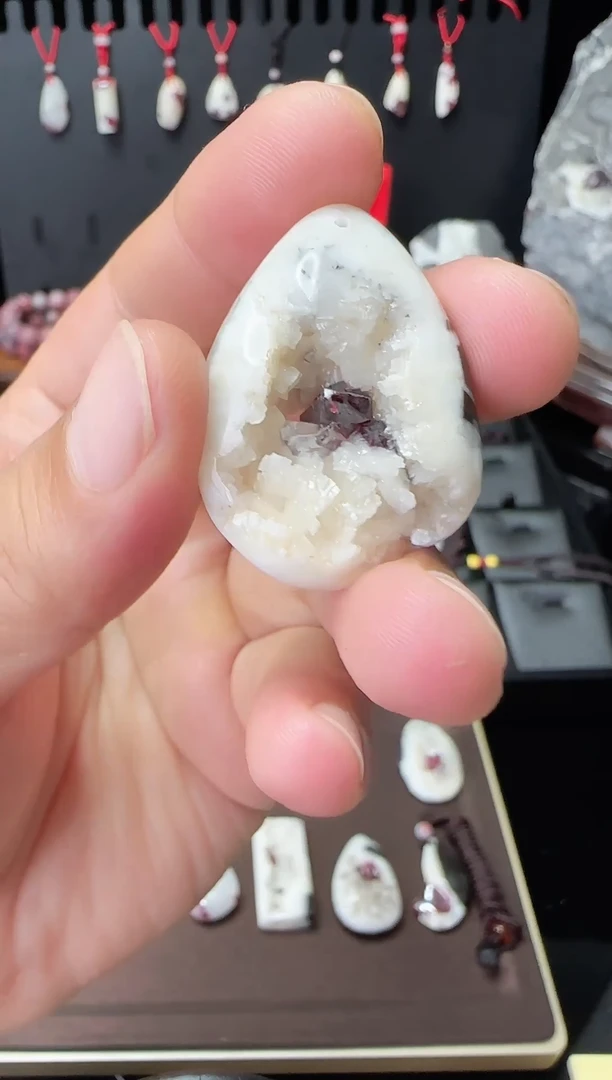 天然辰砂天然朱砂晶体原石随形吊坠聚宝盆