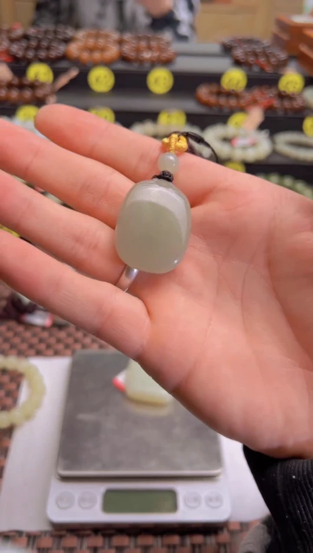 【闪购商品】和田玉吊坠(赠链)未镶嵌且末料青白玉无事牌