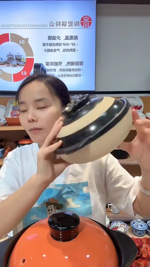 瓷片一个1.5升的陶瓷土菜煲