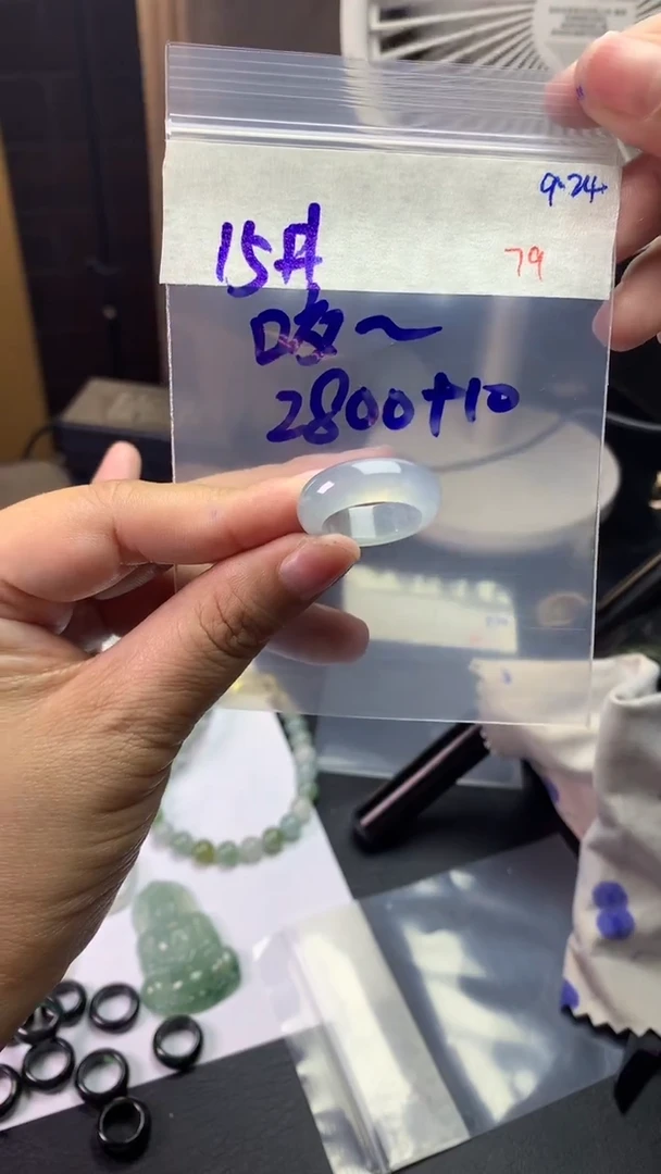 未镶嵌定制翡翠咬***糖毛货需精细抛光拍一发一