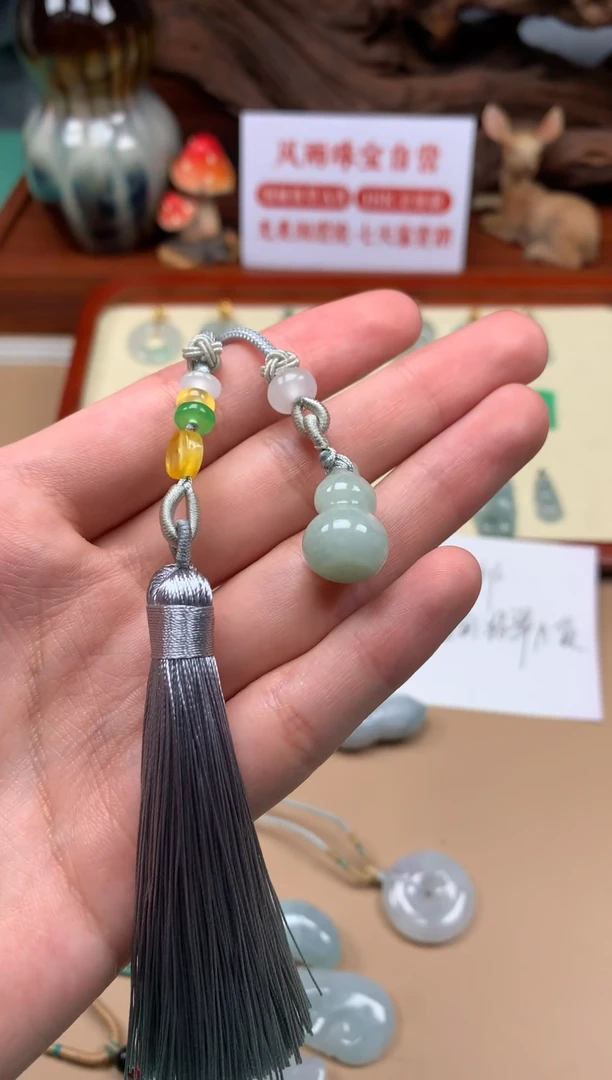 翡翠未镶嵌颈饰葫芦