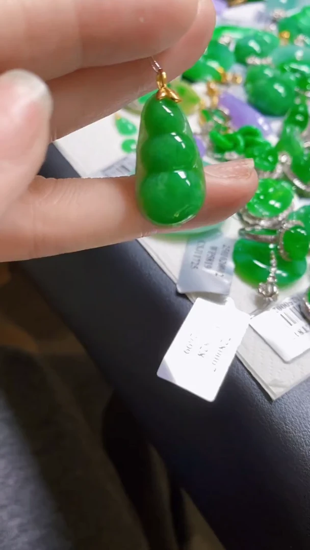 颈饰18K金镶嵌翡翠豆