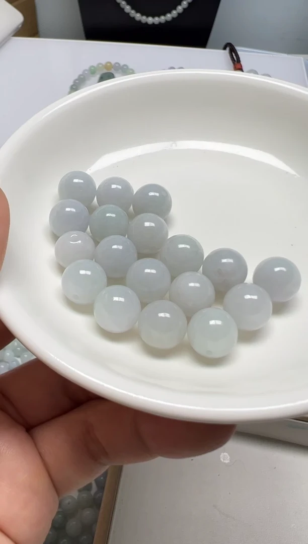 散珠翡翠上****是纯天然缅甸A货翡翠卡10，18颗