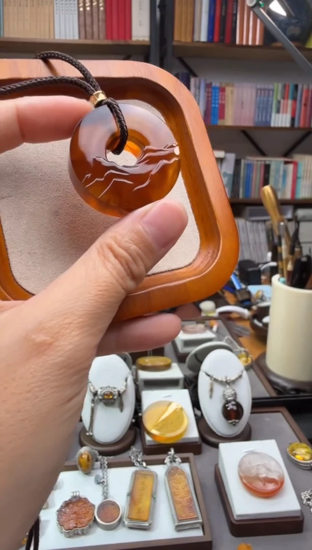 未镶嵌颈饰琥珀远山吊坠