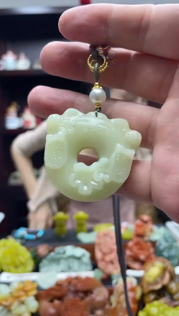 岫玉未镶嵌吊坠·