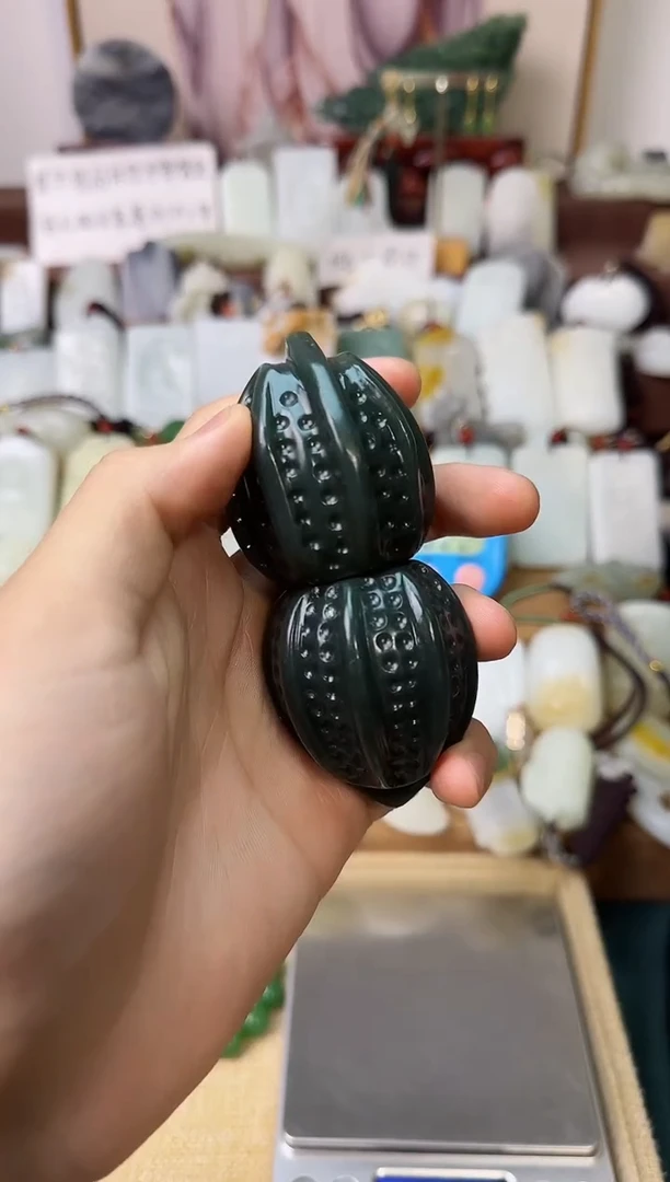 和田玉未镶嵌颈饰把件一对