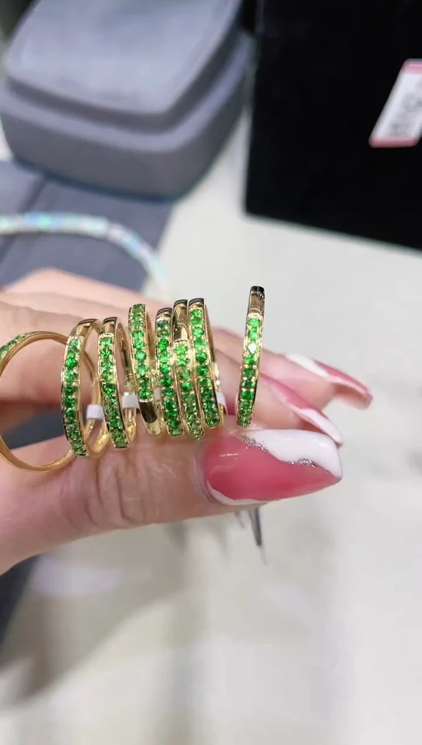 18K金镶嵌石榴石沙弗莱戒指 多样性发其一 K黄