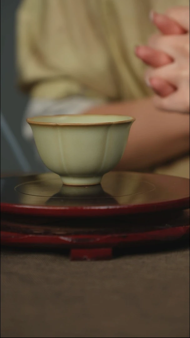 粉青 花口杯 带底款