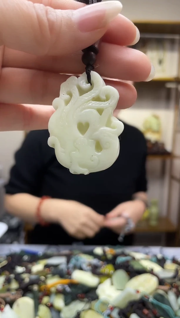 未镶嵌岫玉吊坠`