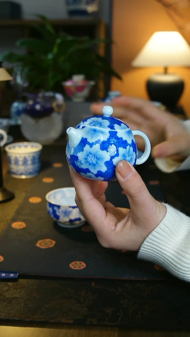 蓝地踏水龙蛋壶