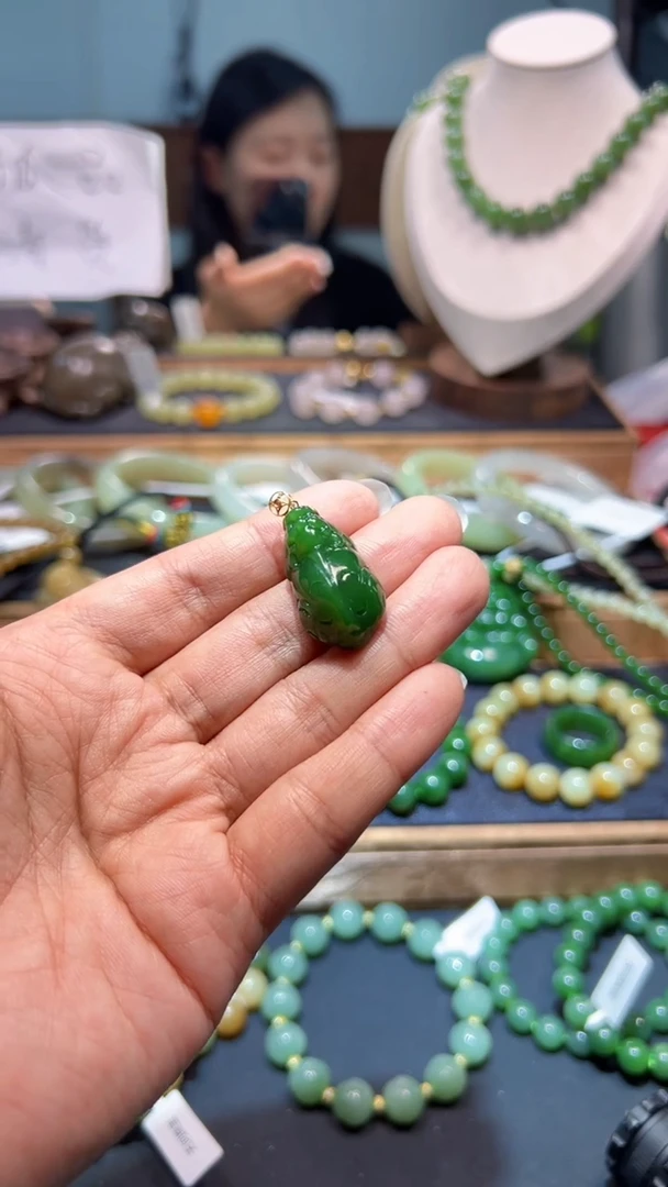 颈饰18K金镶嵌和田玉1