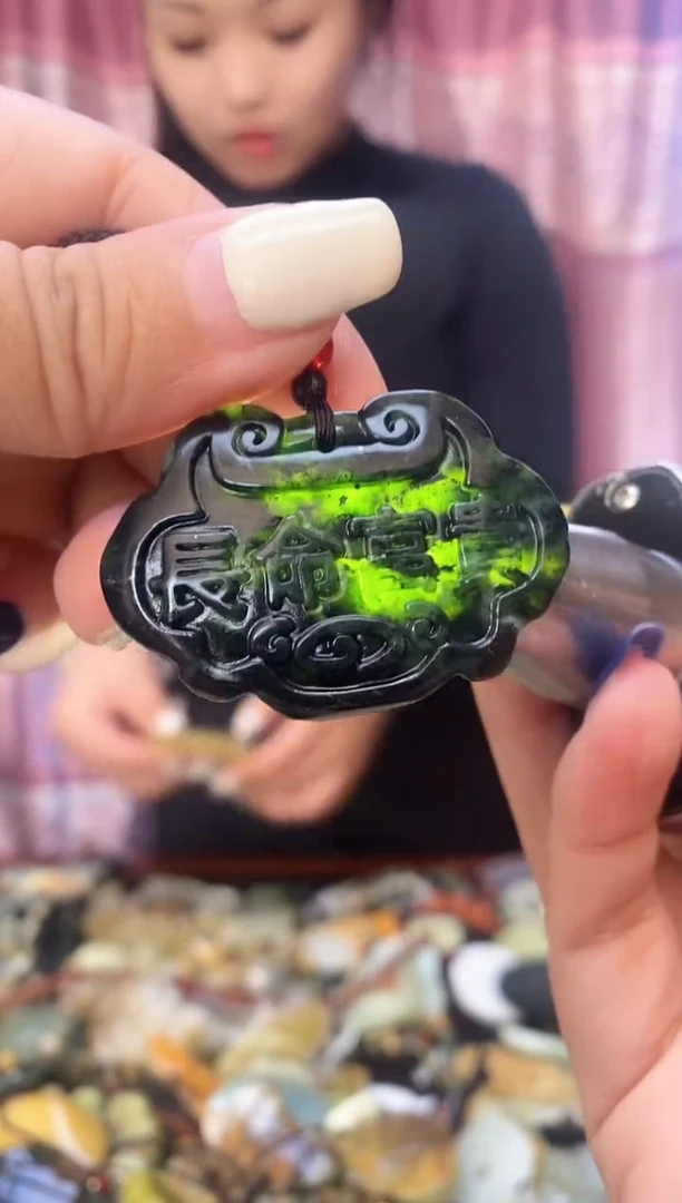 未镶嵌岫玉吊坠